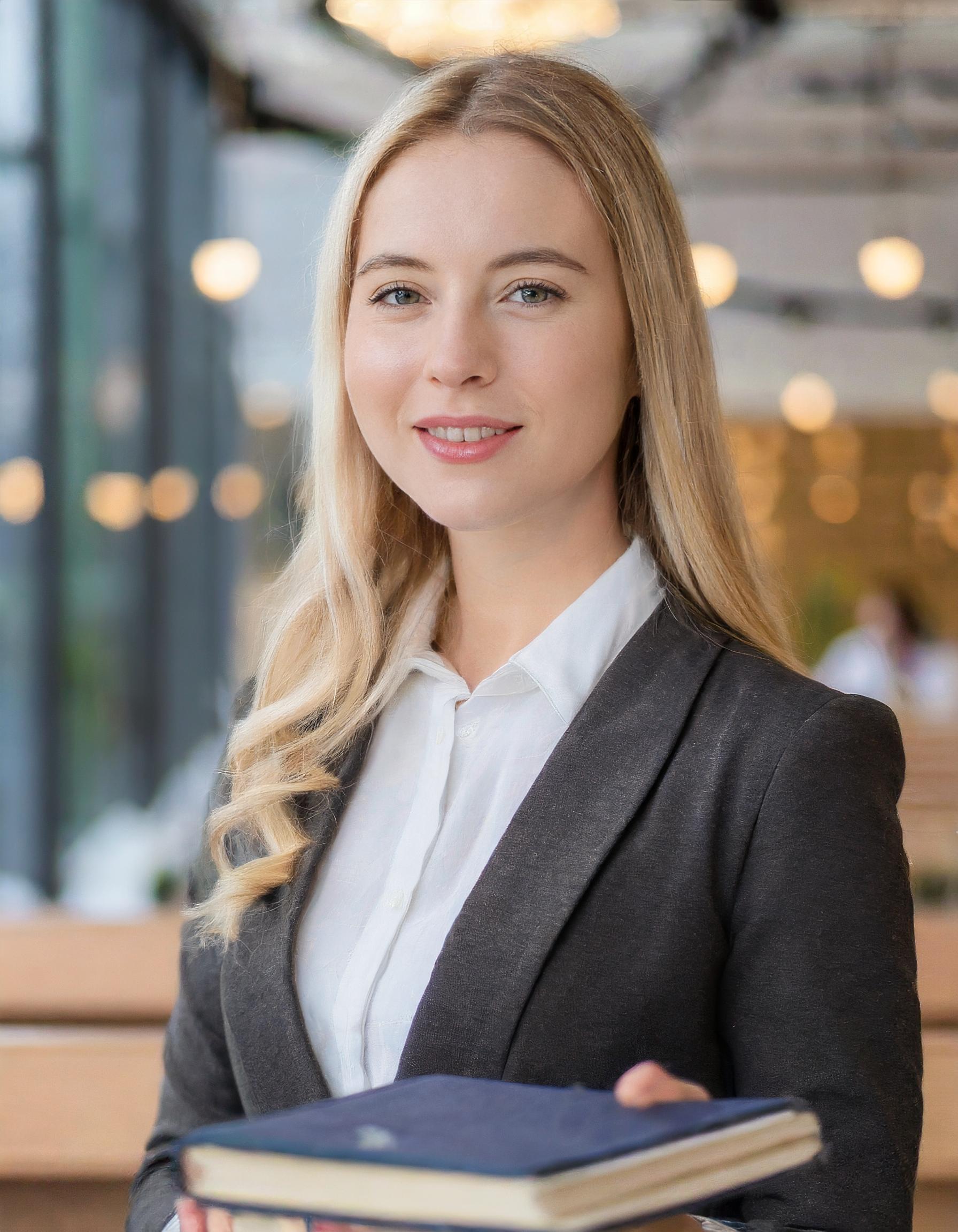 Porträt einer Frau, lächelnd, im Büroambiente
