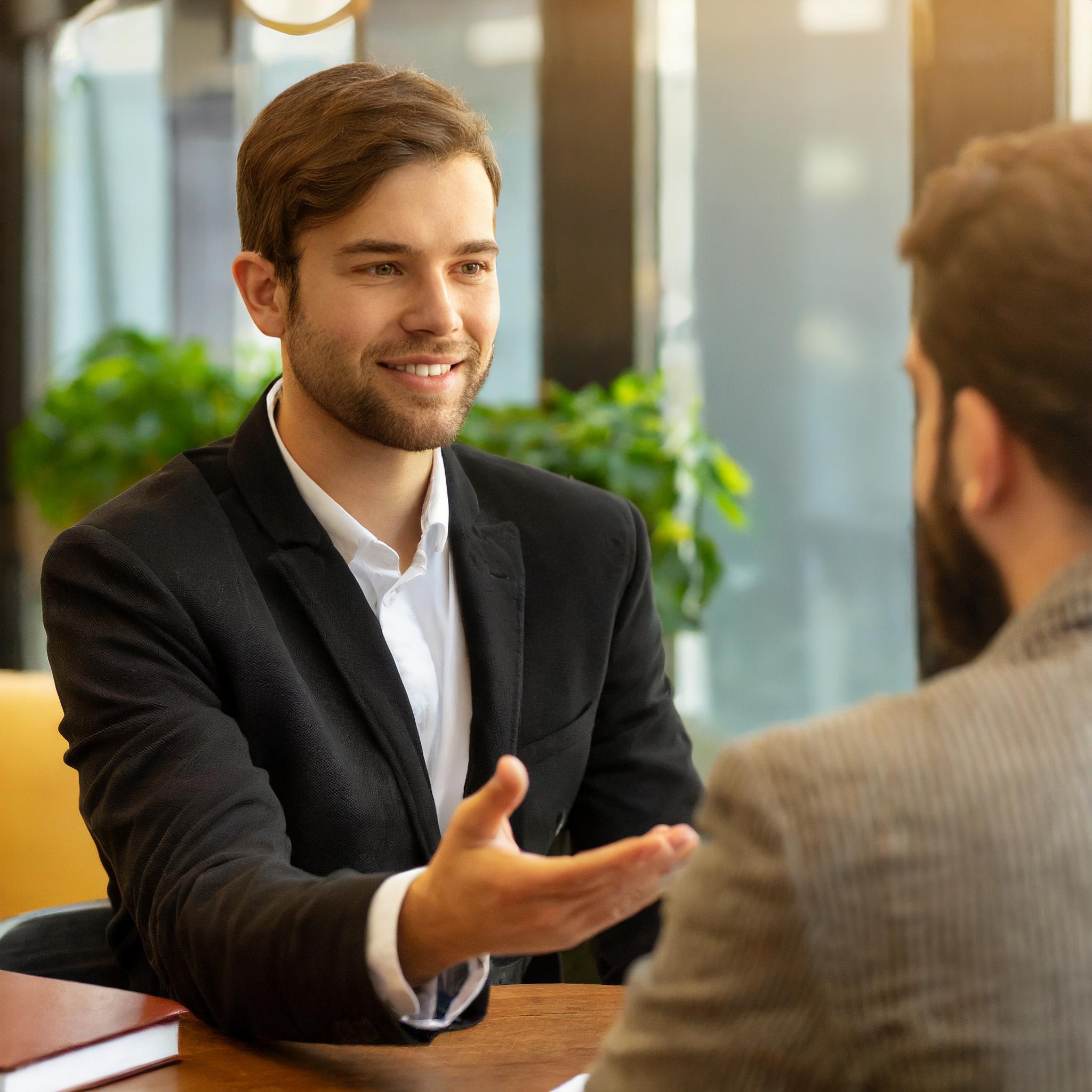 Berater bei einem professionellen Beratungsgespräch mit einem Kunden