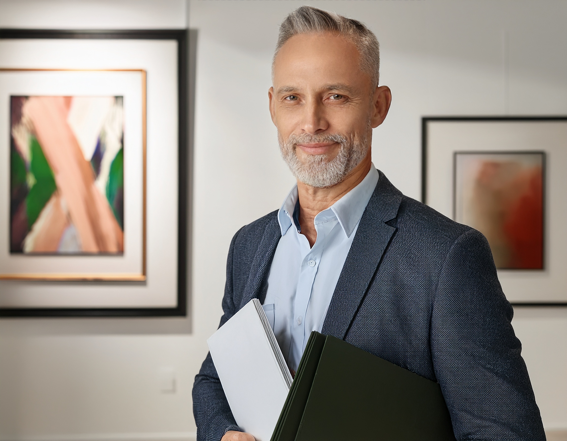 Porträt eines Mannes, professionell, im Meeting-Raum